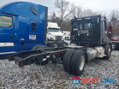Czwarte zdjęcie samochodu z boku: 2023 FREIGHTLINER CASCADIA 116 TRUCK CAB AND CHASSIS VIN:3AKJHTDV2PSNK5894 - miniatura