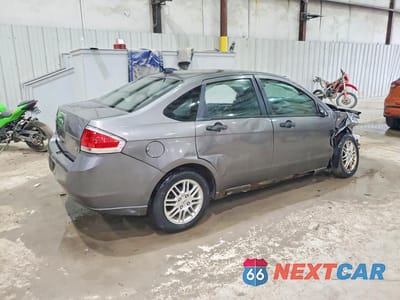 Trzecie zdjęcie samochodu z tyłu: 2010 FORD FOCUS SE VIN:1FAHP3FN8AW281178 - miniatura