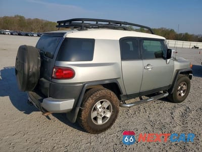Trzecie zdjęcie samochodu z tyłu: 2010 TOYOTA FJ CRUISER BASE VIN:JTEBU4BF8AK075309 - miniatura