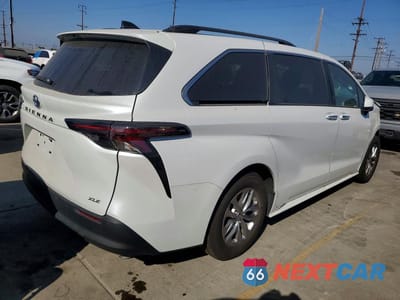 Trzecie zdjęcie samochodu z tyłu: 2025 TOYOTA SIENNA XLE 8-PASSENGER VIN:5TDYRKEC7SS285481 - miniatura