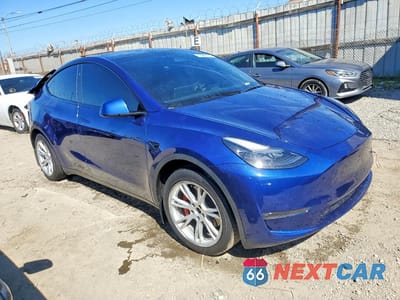 Czwarte zdjęcie samochodu z boku: 2023 TESLA MODEL Y VIN:7SAYGDEE3PF810764 - miniatura