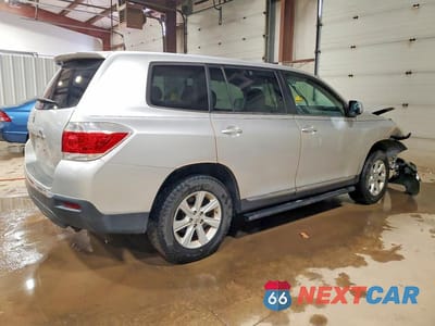 Trzecie zdjęcie samochodu z tyłu: 2013 TOYOTA HIGHLANDER BASE VIN:5TDBK3EH2DS199591 - miniatura