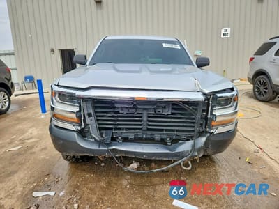 Piąte zdjęcie samochodu w środku: 2018 CHEVROLET SILVERADO K1500 VIN:1GCNKNEC3JZ192365 - miniatura