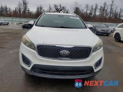 Piąte zdjęcie samochodu w środku: 2016 KIA SORENTO LX VIN:5XYPG4A38GG018826 - miniatura