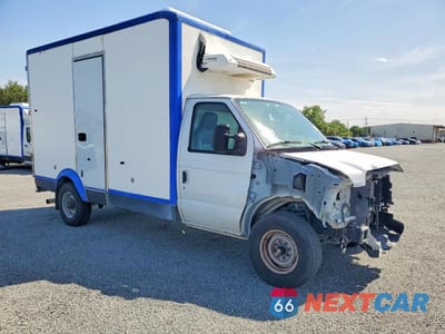 Czwarte zdjęcie samochodu z boku: 2023 FORD E350 REFRIGERATED BOX TRUCK VIN:1FDWE3FKXPDD18826 - miniatura