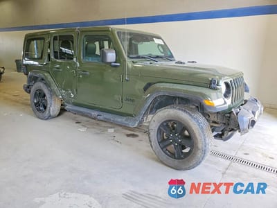 Czwarte zdjęcie samochodu z boku: 2021 JEEP WRANGLER UNLIMITED SAHARA VIN:1C4HJXEN3MW615982 - miniatura