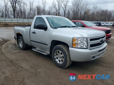 Czwarte zdjęcie samochodu z boku: 2011 CHEVROLET SILVERADO K1500 VIN:1GCNKPE02BZ261128 - miniatura