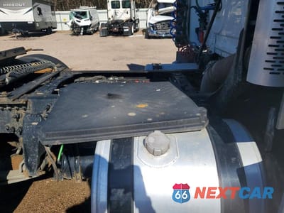 Zdjęcie 6 z 10 samochodu: 2016 FREIGHTLINER CASCADIA 125 SEMI TRUCK VIN:1FUBGEDV7GLHC5652 - miniatura