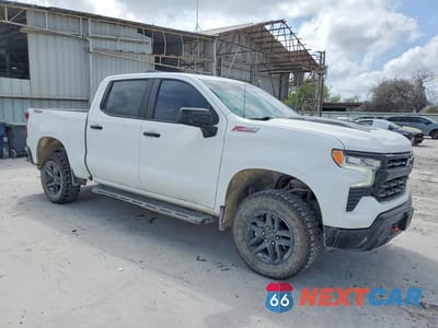 Czwarte zdjęcie samochodu z boku: 2023 CHEVROLET SILVERADO K1500 LT TRAIL BOSS VIN:3GCPDFEK1PG311118 - miniatura