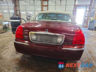 Zdjęcie 6 z 12 samochodu: 2004 LINCOLN TOWN CAR ULTIMATE VIN:1LNHM83W54Y662066 - miniatura