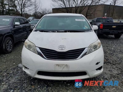 Piąte zdjęcie samochodu w środku: 2011 TOYOTA SIENNA LE 8-PASSENGER VIN:5TDKK3DC0BS024081 - miniatura