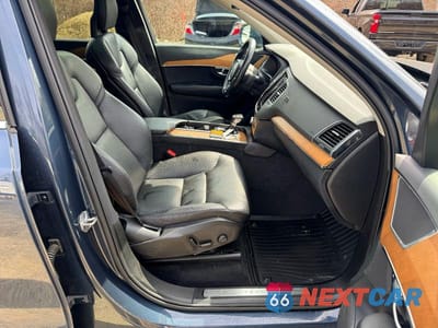 Piąte zdjęcie samochodu w środku: 2022 VOLVO XC90 T6 MOMENTUM VIN:YV4A22PK7N1808426 - miniatura