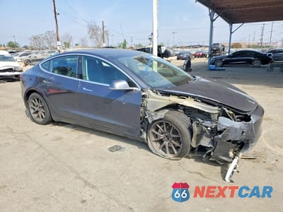 Czwarte zdjęcie samochodu z boku: 2020 TESLA MODEL 3 VIN:5YJ3E1EB2LF589900 - miniatura