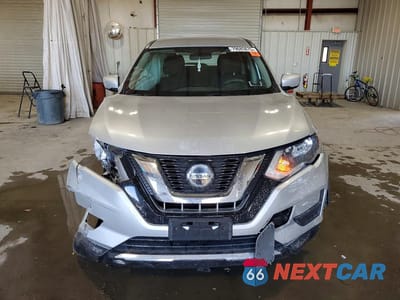 Piąte zdjęcie samochodu w środku: 2018 NISSAN ROGUE S VIN:KNMAT2MV1JP580283 - miniatura