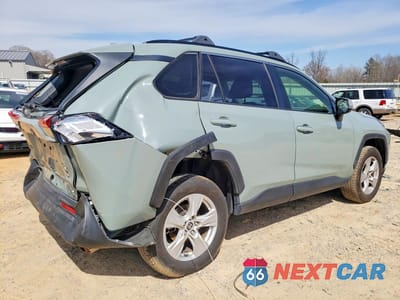 Trzecie zdjęcie samochodu z tyłu: 2021 TOYOTA RAV4 XLE VIN:JTMP1RFVXMD073233 - miniatura