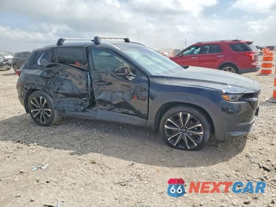 Czwarte zdjęcie samochodu z boku: 2023 MAZDA CX-50 PREMIUM PLUS VIN:7MMVABEY0PN147820 - miniatura