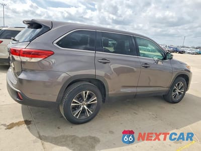 Trzecie zdjęcie samochodu z tyłu: 2019 TOYOTA HIGHLANDER LE VIN:5TDZZRFH2KS298517 - miniatura