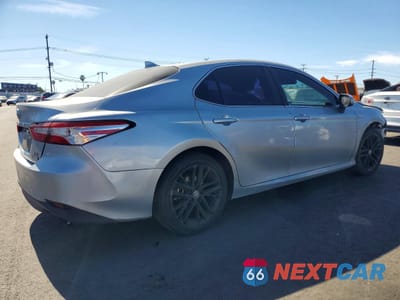 Trzecie zdjęcie samochodu z tyłu: 2020 TOYOTA CAMRY HYBRID LE VIN:4T1C31AK4LU523038 - miniatura