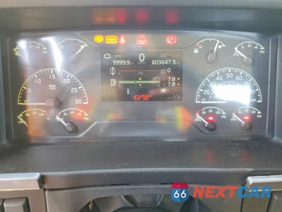 Zdjęcie 8 z 10 samochodu: 2021 VOLVO VNR SEMI TRUCK VIN:4V4WC9EH4MN279888 - miniatura