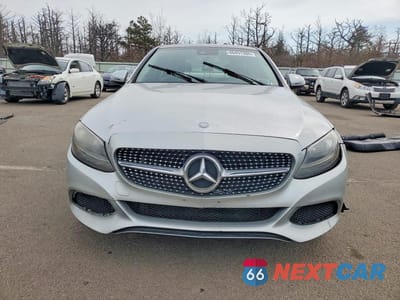 Piąte zdjęcie samochodu w środku: 2016 MERCEDES-BENZ C 300 4MATIC VIN:55SWF4KB2GU143556 - miniatura