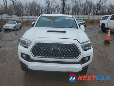 Piąte zdjęcie samochodu w środku: 2019 TOYOTA TACOMA TRD SPORT VIN:3TMCZ5AN2KM267716 - miniatura