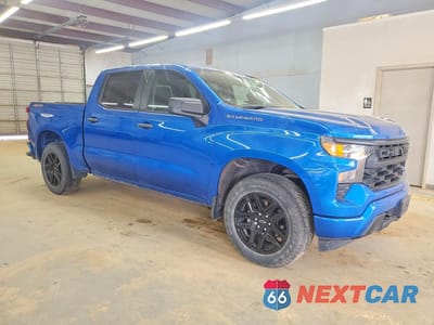 Czwarte zdjęcie samochodu z boku: 2022 CHEVROLET SILVERADO K1500 CUSTOM VIN:1GCPDBEK1NZ582167 - miniatura