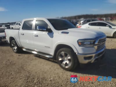 Czwarte zdjęcie samochodu z boku: 2020 RAM 1500 LARAMIE VIN:1C6SRFJM6LN250439 - miniatura