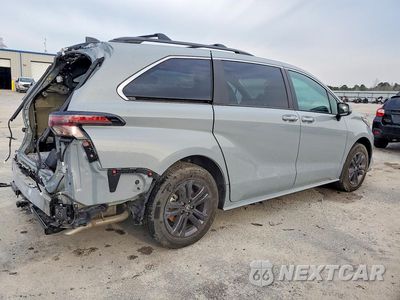 Trzecie zdjęcie samochodu z tyłu: 2024 TOYOTA SIENNA WOODLAND EDITION VIN:5TDCSKFC5RS117605 - miniatura