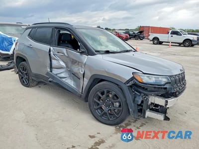 Czwarte zdjęcie samochodu z boku: 2022 JEEP COMPASS LATITUDE VIN:3C4NJDBB4NT228618 - miniatura
