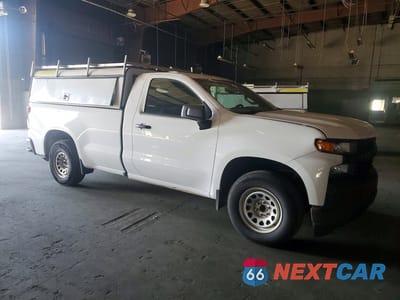 Czwarte zdjęcie samochodu z boku: 2021 CHEVROLET SILVERADO C1500 VIN:3GCNWAEH3MG263609 - miniatura