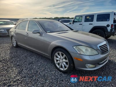 Czwarte zdjęcie samochodu z boku: 2008 MERCEDES-BENZ S 550 VIN:WDDNG71X88A199820 - miniatura