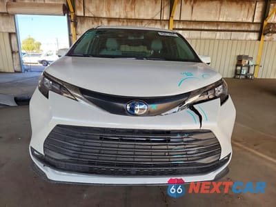 Piąte zdjęcie samochodu w środku: 2025 TOYOTA SIENNA XLE 8-PASSENGER VIN:5TDYRKEC9SS275888 - miniatura