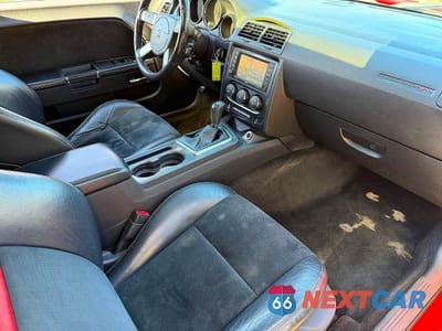 Piąte zdjęcie samochodu w środku: 2010 DODGE CHALLENGER SRT-8 VIN:2B3CJ7DW5AH318678 - miniatura