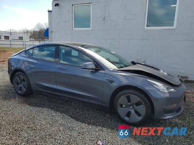 Czwarte zdjęcie samochodu z boku: 2022 TESLA MODEL 3 VIN:5YJ3E1EB1NF260883 - miniatura