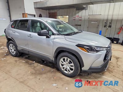 Czwarte zdjęcie samochodu z boku: 2023 TOYOTA COROLLA CROSS L VIN:7MUAAABGXPV051052 - miniatura