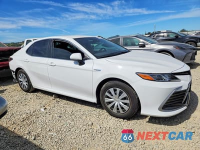 Czwarte zdjęcie samochodu z boku: 2021 TOYOTA CAMRY HYBRID LE VIN:4T1C31AK6MU552817 - miniatura