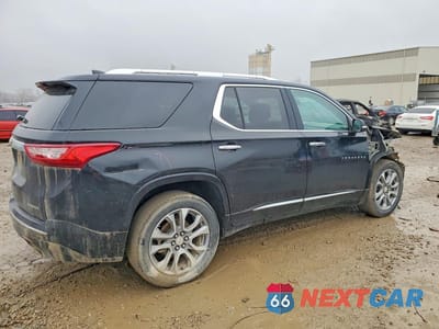 Trzecie zdjęcie samochodu z tyłu: 2021 CHEVROLET TRAVERSE PREMIER VIN:1GNEVKKW9MJ170479 - miniatura