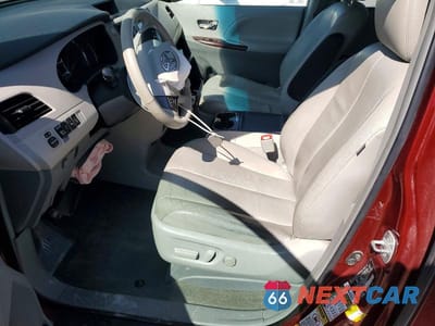 Zdjęcie 7 z 12 samochodu: 2014 TOYOTA SIENNA XLE VIN:5TDDK3DCXES072488 - miniatura