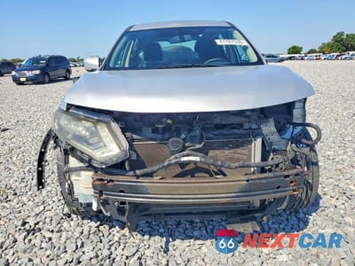 Piąte zdjęcie samochodu w środku: 2017 NISSAN ROGUE S VIN:KNMAT2MT0HP554380 - miniatura