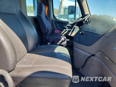 Piąte zdjęcie samochodu w środku: 2014 FREIGHTLINER CASCADIA SEMI TRUCK VIN:1FUBGEDV0ELFT4298 - miniatura