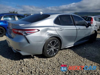 Trzecie zdjęcie samochodu z tyłu: 2020 TOYOTA CAMRY HYBRID SE VIN:4T1J31AK7LU533036 - miniatura