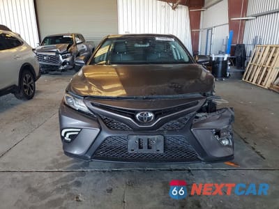 Piąte zdjęcie samochodu w środku: 2018 TOYOTA CAMRY SE VIN:4T1B11HK2JU069585 - miniatura