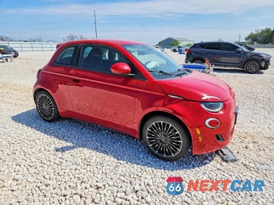 Czwarte zdjęcie samochodu z boku: 2024 FIAT 500 E RED VIN:ZFAFFAA48RX209773 - miniatura