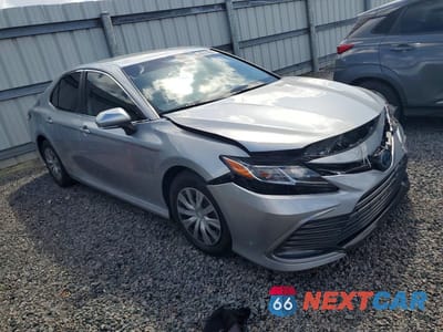 Czwarte zdjęcie samochodu z boku: 2022 TOYOTA CAMRY HYBRID LE VIN:4T1C31AK8NU587473 - miniatura