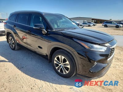 Czwarte zdjęcie samochodu z boku: 2021 TOYOTA HIGHLANDER XLE VIN:5TDGZRBH3MS536326 - miniatura