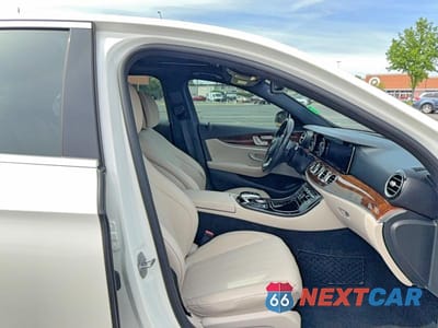 Piąte zdjęcie samochodu w środku: 2017 MERCEDES-BENZ E 300 VIN:WDDZF4JB7HA218901 - miniatura