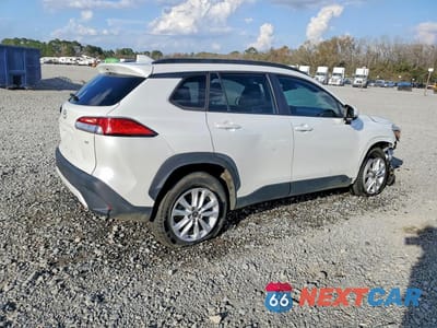Trzecie zdjęcie samochodu z tyłu: 2022 TOYOTA COROLLA CROSS LE VIN:7MUCAAAG7NV002656 - miniatura