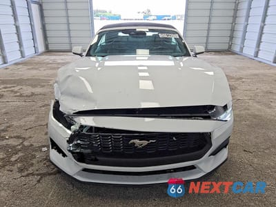 Piąte zdjęcie samochodu w środku: 2025 FORD MUSTANG VIN:1FAGP8UH4S5113423 - miniatura