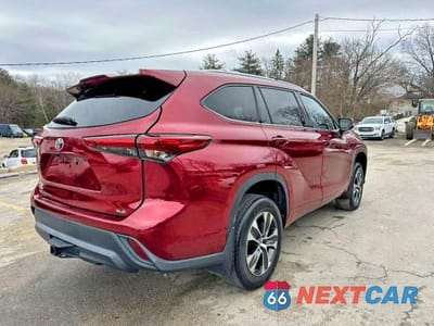 Trzecie zdjęcie samochodu z tyłu: 2021 TOYOTA HIGHLANDER XLE VIN:5TDHZRAH8MS520841 - miniatura