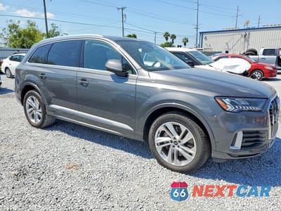 Czwarte zdjęcie samochodu z boku: 2023 AUDI Q7 PREMIUM PLUS VIN:WA1LCBF7XPD010116 - miniatura